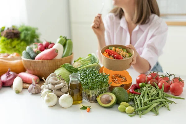 Žena v kuchyni se zeleninou. — Stock fotografie