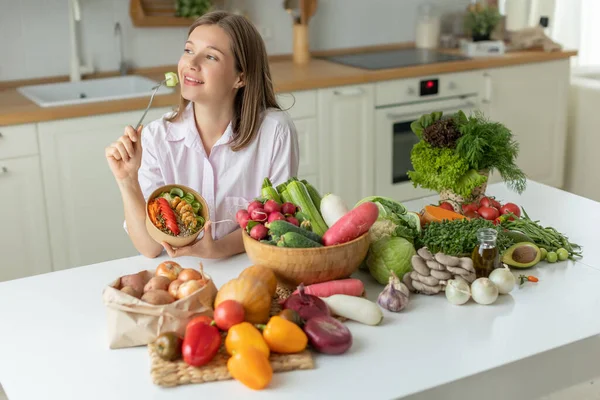 Kvinnan i köket med grönsaker. — Stockfoto