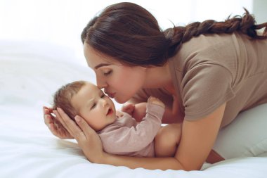 Annem evde bebekle..