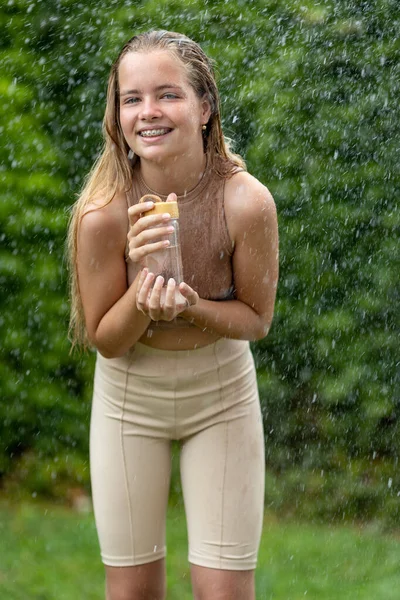 Drick vatten. Ung flicka med en flaska vatten. — Stockfoto