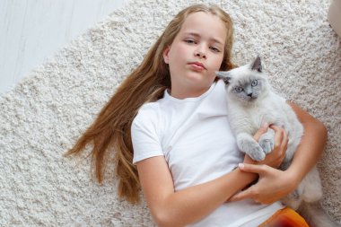 Hayvanlı bir çocuk. Evde kedisi olan kız..