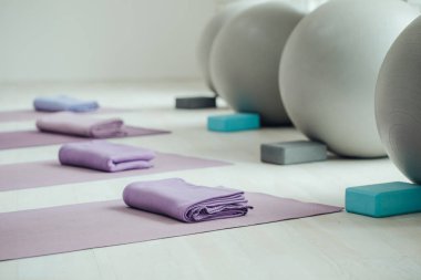 Yoga minderleri ve topları. Yoga aksesuarları, salon, oda.