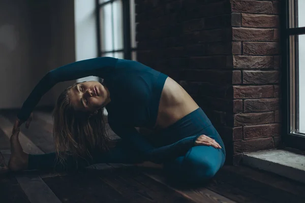 Woman practices yoga in the studio. — Stock Photo, Image