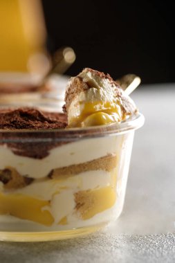 Tiramisu. Kahvaltıda kremalı tatlı..