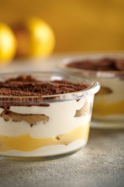 Tiramisu. Kahvaltıda kremalı tatlı..