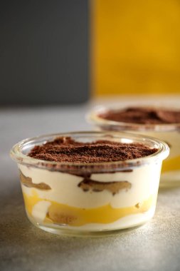 Tiramisu. Kahvaltıda kremalı tatlı..