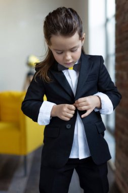 Modaya uygun bir çocuk. Küçük kız şık giyinmiş. Okul tarzı.