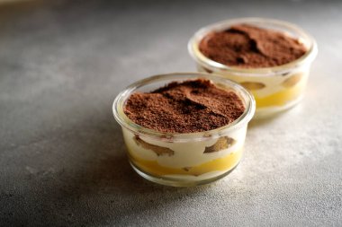 Tiramisu. Kahvaltıda kremalı tatlı..