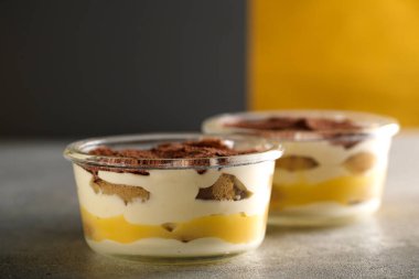 Tiramisu. Kahvaltıda kremalı tatlı..