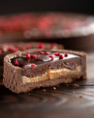 Tartlet, turta, ev yapımı kekler. Kısa hamurla doldurulmuş lezzetli çikolatalı turta..