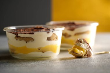 Tiramisu. Kahvaltıda kremalı tatlı..