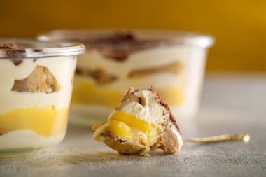 Tiramisu. Kahvaltıda kremalı tatlı..