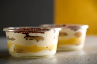 Tiramisu. Kahvaltıda kremalı tatlı..