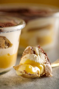 Tiramisu. Kahvaltıda kremalı tatlı..