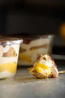 Tiramisu. Kahvaltıda kremalı tatlı..