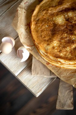 İnce krepler. Masada Shrovetide tatili.