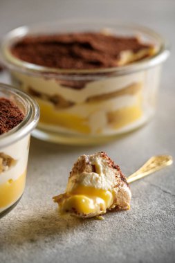 Tiramisu. Kahvaltıda kremalı tatlı..