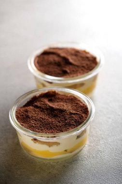 Tiramisu. Kahvaltıda kremalı tatlı..