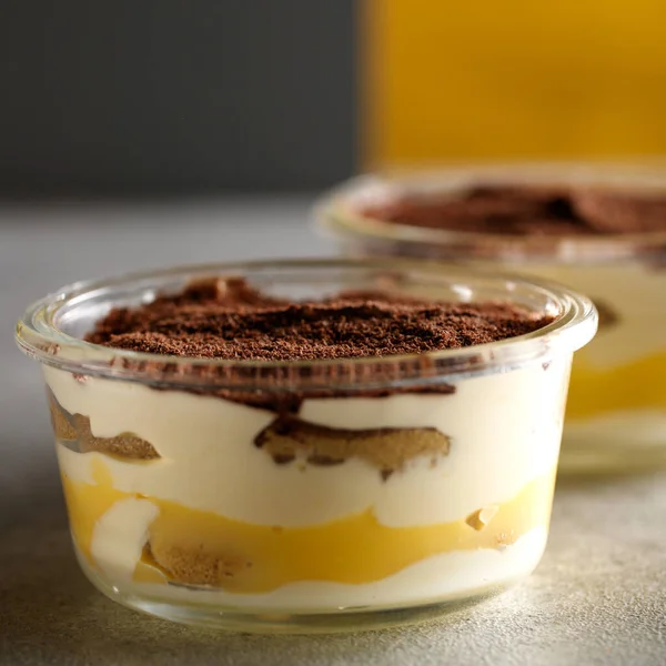 Tiramisu. Kahvaltıda kremalı tatlı..