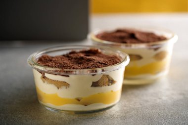 Tiramisu. Kahvaltıda kremalı tatlı..