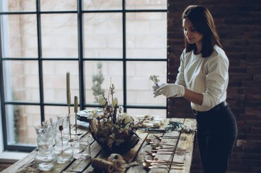 Masa ayarı. Kadın masayı süslüyor..