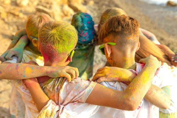 孩子们在大自然中玩耍。整体色彩. — 图库照片
