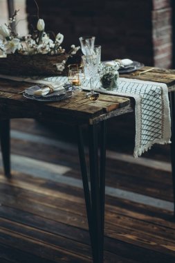 Masa ayarı. Kırsal tarzda güzel dekore edilmiş bir masa..