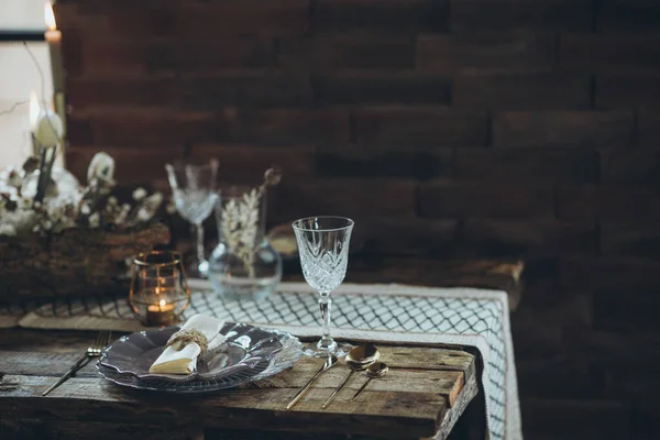Nastavení tabulky. Krásně zdobený stůl v rustikálním stylu. — Stock fotografie