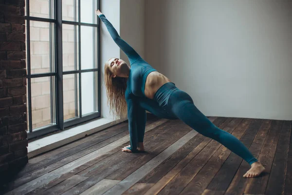 Yogacı kadın. Genç bir kadın spor için içeri giriyor.. — Stok fotoğraf