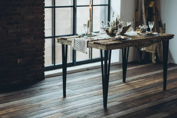 Nastavení tabulky. krásně zdobený rustikální stůl. — Stock fotografie