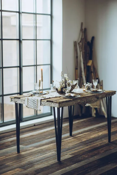 Nastavení tabulky. Krásně zdobený stůl v rustikálním stylu. — Stock fotografie