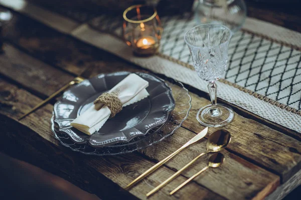 Nakrycie stołu. pięknie urządzony stół rustykalny. — Zdjęcie stockowe