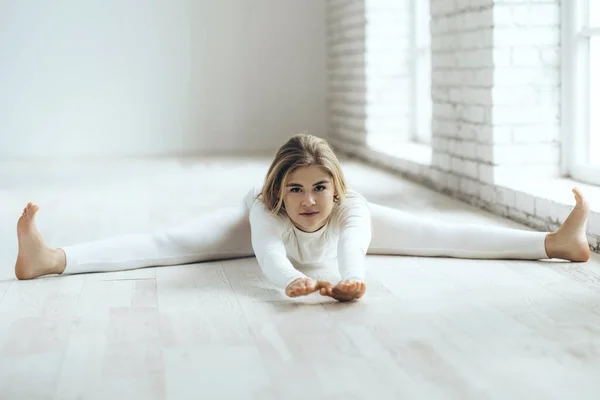 Yoga. Wanita melakukan yoga di studio. — Stok Foto