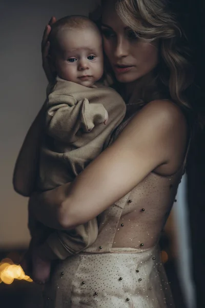 Maman et enfant. Belle femme avec un bébé. — Photo