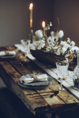 Masa ayarı. Güzel dekore edilmiş köy masası..