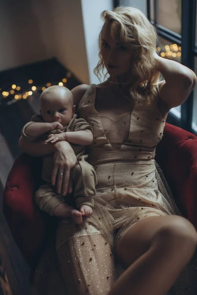 ママと子供。赤ん坊を持つ美しい女性. — ストック写真