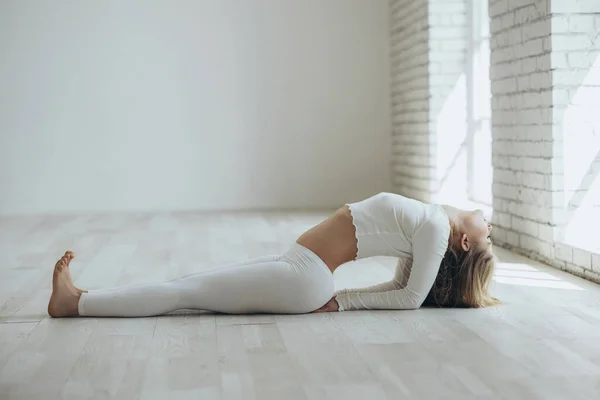 Yoga. Kvinna som gör yoga i studion. — Stockfoto