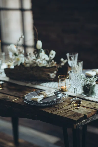 テーブルセッティング。美しく装飾された素朴なテーブル. — ストック写真