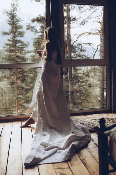 美丽的女孩在家里喝茶，俯瞰大自然. — 图库照片