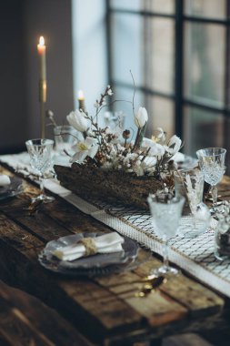 Masa ayarı. Kırsal tarzda güzel dekore edilmiş bir masa..