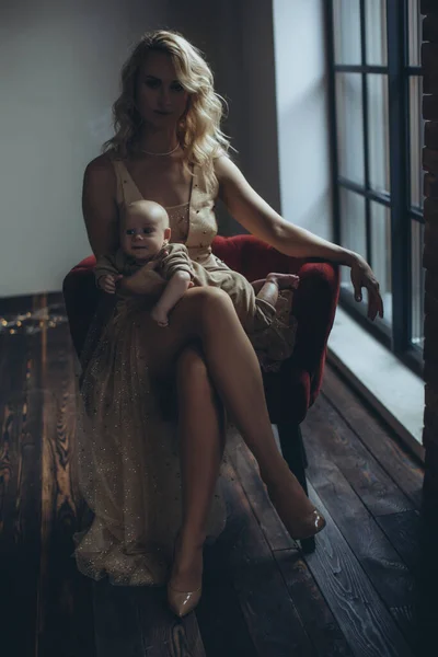 Mam en kind. Mooie vrouw met een baby. — Stockfoto