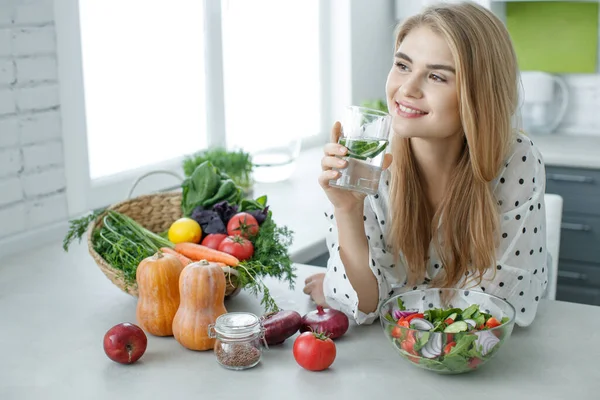 Zdravá žena na jídlo. Krásná žena jí salát. — Stock fotografie