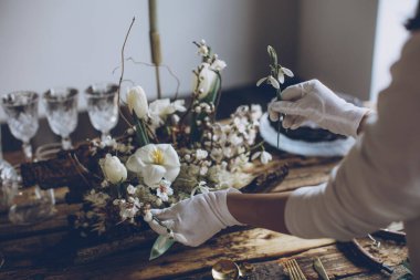 Masa ayarı. Bir kadın tatil için masayı süslüyor..