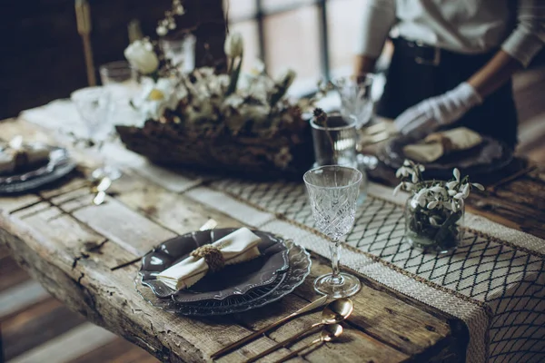 Configuração da mesa. Uma mulher decora a mesa para o feriado. — Fotografia de Stock