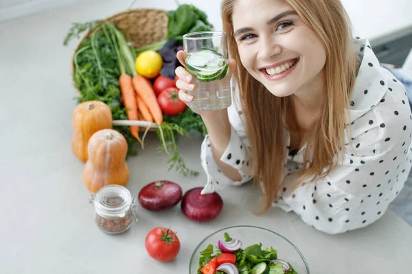Mulher de comida saudável. Mulher bonita come uma salada. — Fotografia de Stock