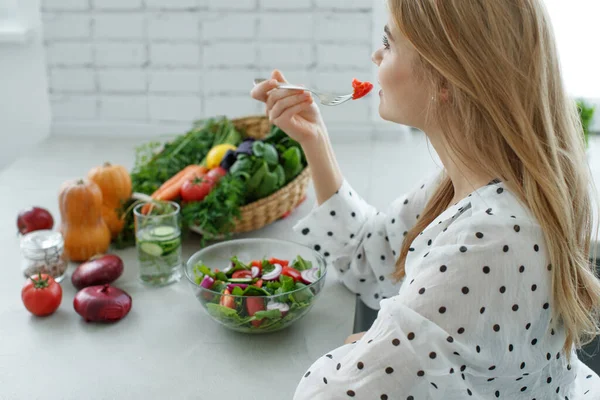 Zdravá žena na jídlo. Krásná žena jí salát. — Stock fotografie