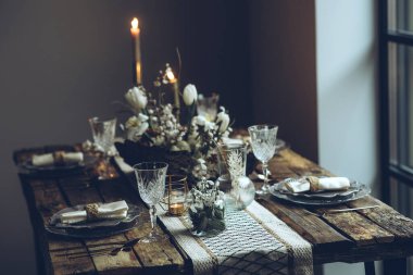 Masa ayarı. Kırsal tarzda güzel dekore edilmiş bir masa..