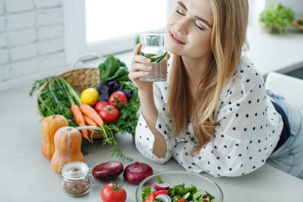 Hälsosam matkvinna. En vacker kvinna äter sallad. — Stockfoto