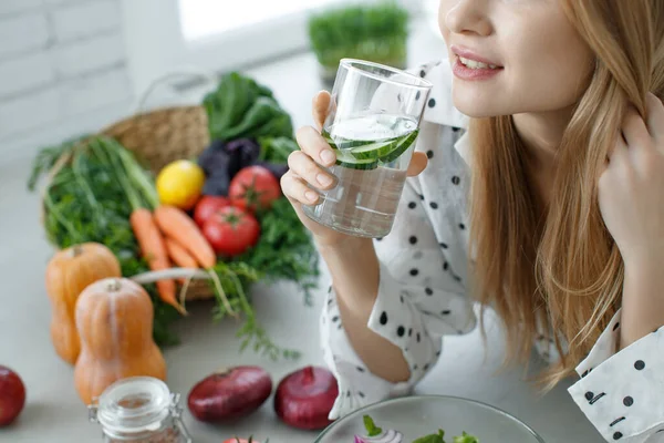 Gezond eten vrouw. Mooie vrouw eet een salade. — Stockfoto