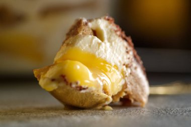 Tiramisu. Kahvaltıda kremalı tatlı..